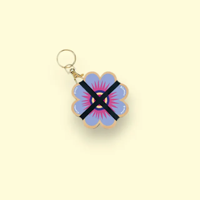 Studio Wald Keyring Flower Press Blue 03 bloemenpers blauw