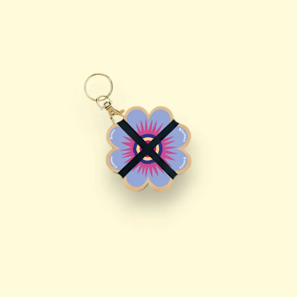 Studio Wald Keyring Flower Press Blue 03 bloemenpers blauw