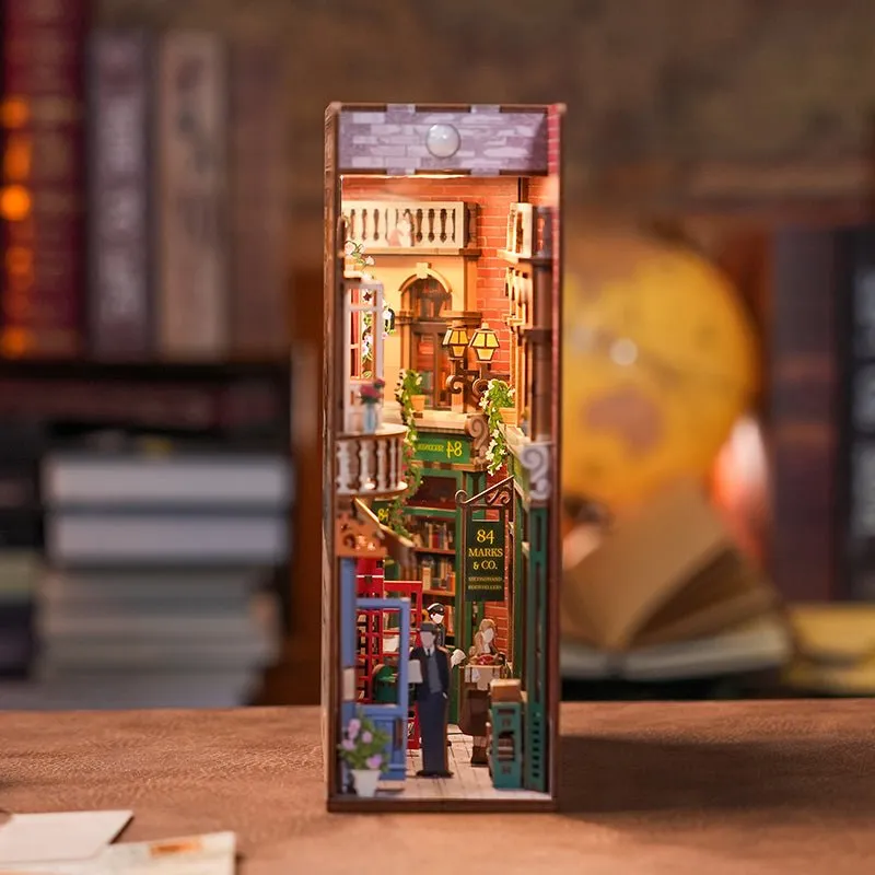 Figured'Art 84 Charing Cross Road book nook 24,5 cm met led