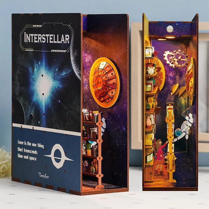 Figured'Art Book Nook Interstellair miniatuur diorama 24,5x18x8 cm led