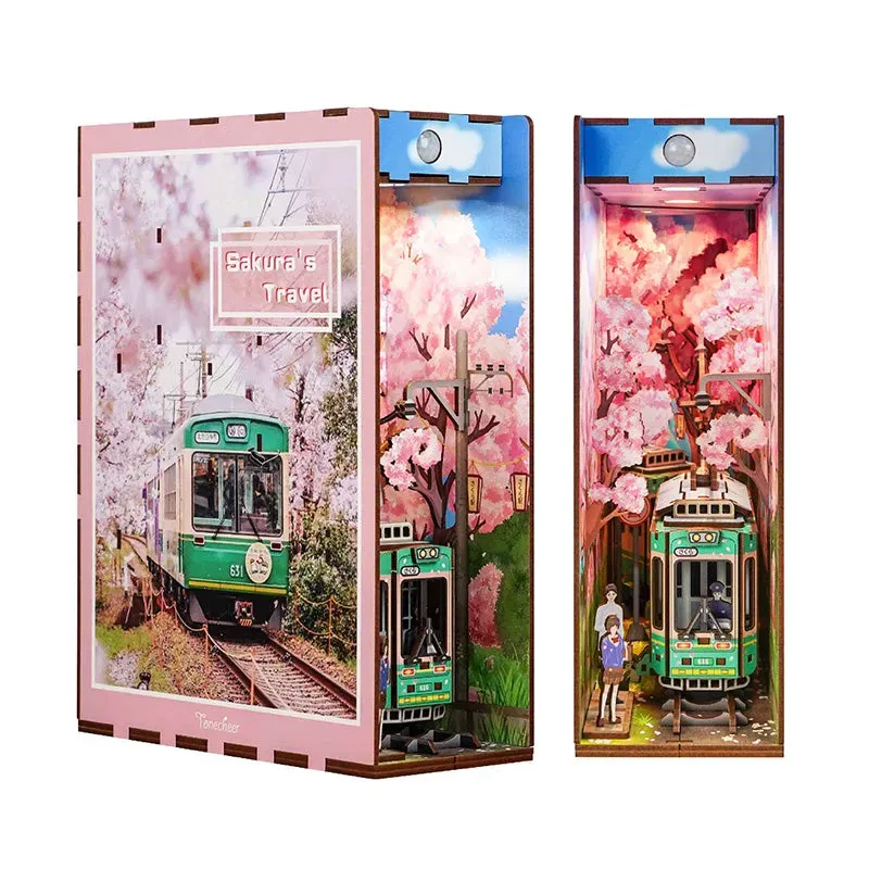Figured'Art Sakura's Reis Book Nook 24,5x18x8cm trein