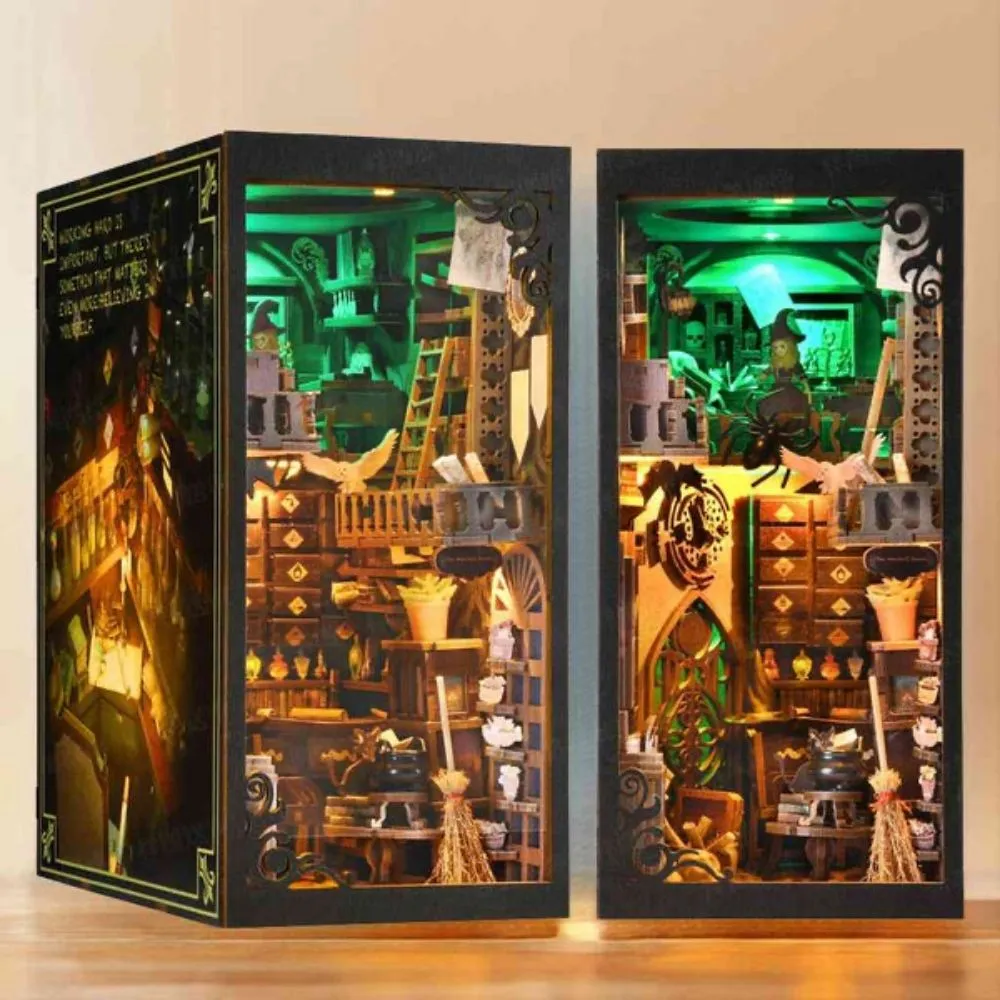 Figured'Art Het Huis van de Tovenaar book nook 18x11x23cm