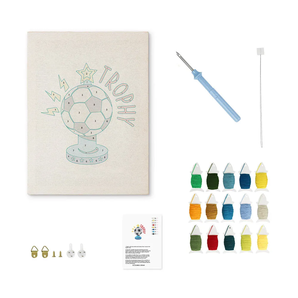 Figured'Art Voetbaltrofee punch needle pakket met frame