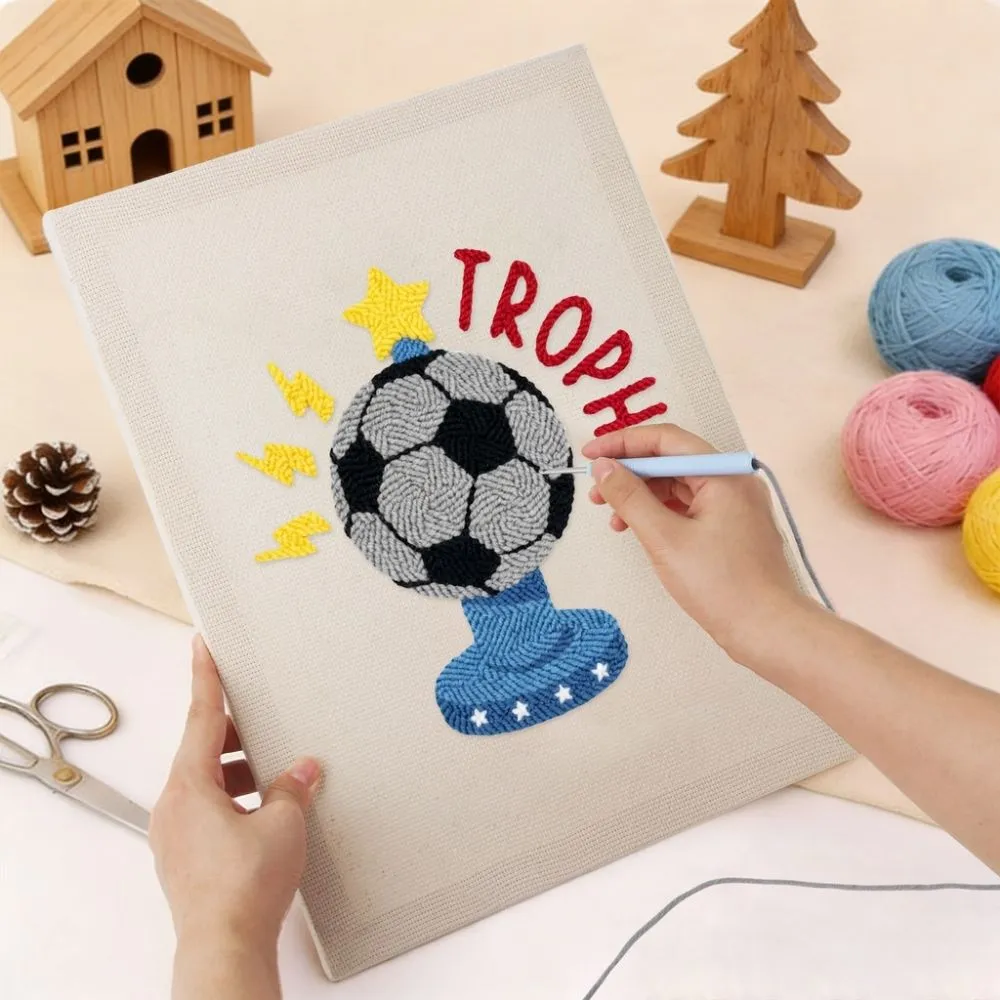 Figured'Art Voetbaltrofee punch needle pakket met frame