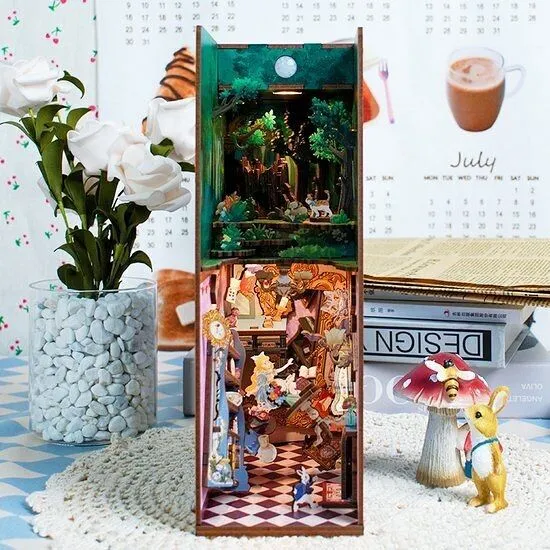 Figured'Art Alice in Wonderland book nook 24,5 cm