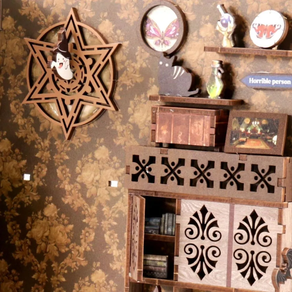 Figured'Art De Kamer van de Alchemist Book nook