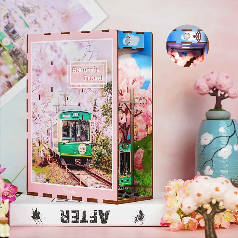 Figured'Art Sakura's Reis Book Nook 24,5x18x8cm trein