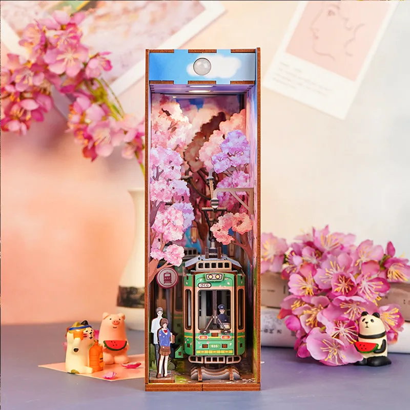 Figured'Art Sakura's Reis Book Nook 24,5x18x8cm trein