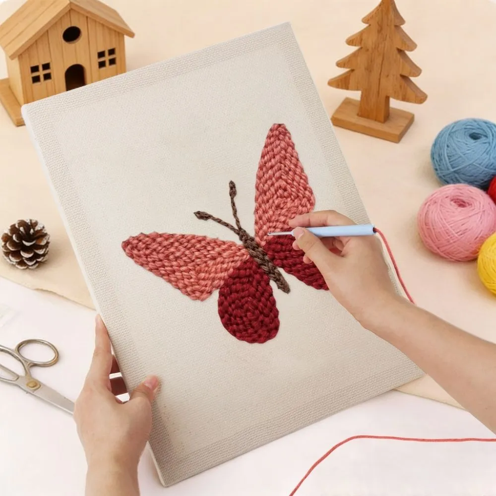 Figured'Art Karmozijnrode Vleugels punch needle pakket met frame 20x30cm