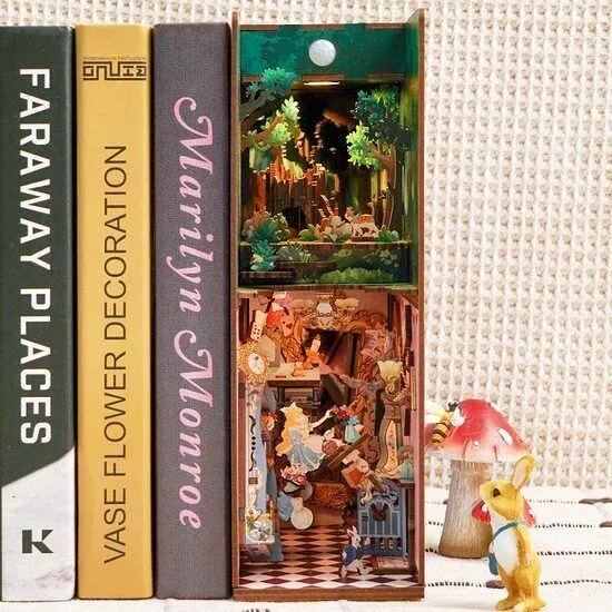 Figured'Art Alice in Wonderland book nook 24,5 cm