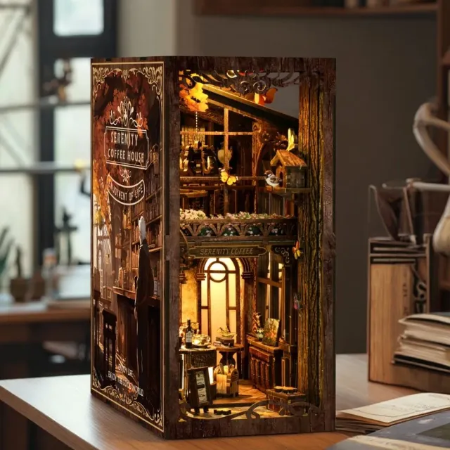 Figured'Art Serenity Koffiehuis book nook 23x18x11cm met led