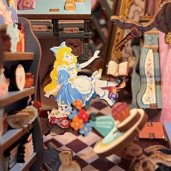 Figured'Art Alice in Wonderland book nook 24,5 cm