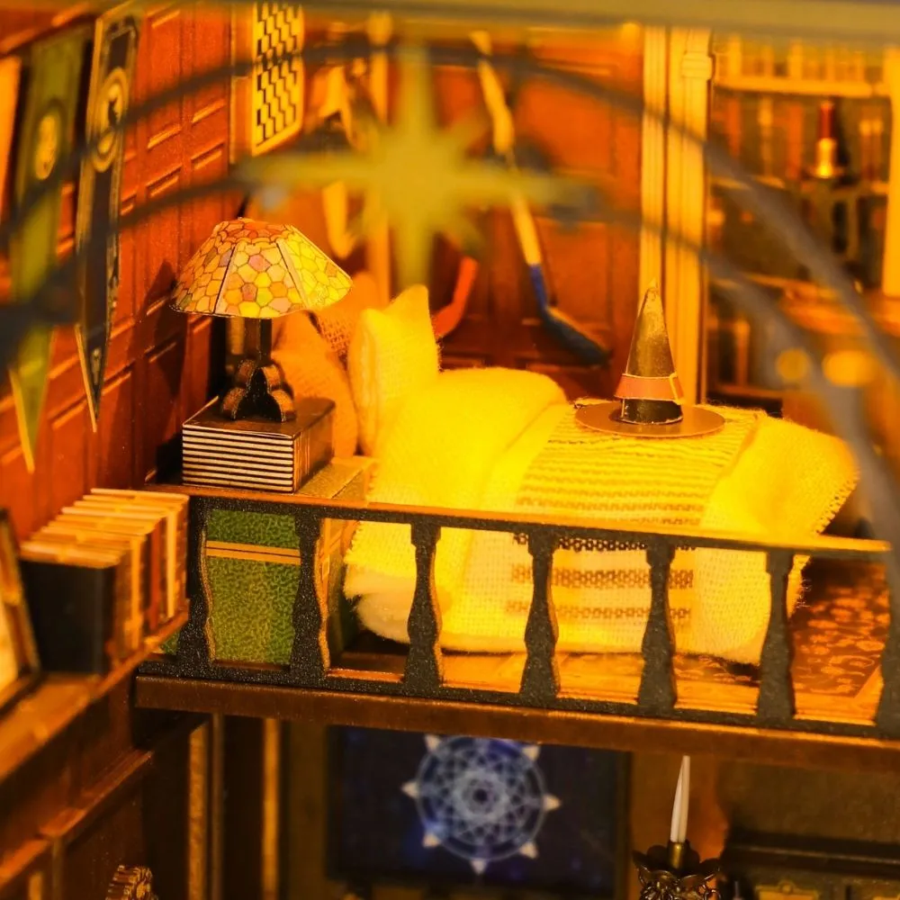 Figured'Art Mira's Magisch Huis book nook 18,3x11,6x22cm met led