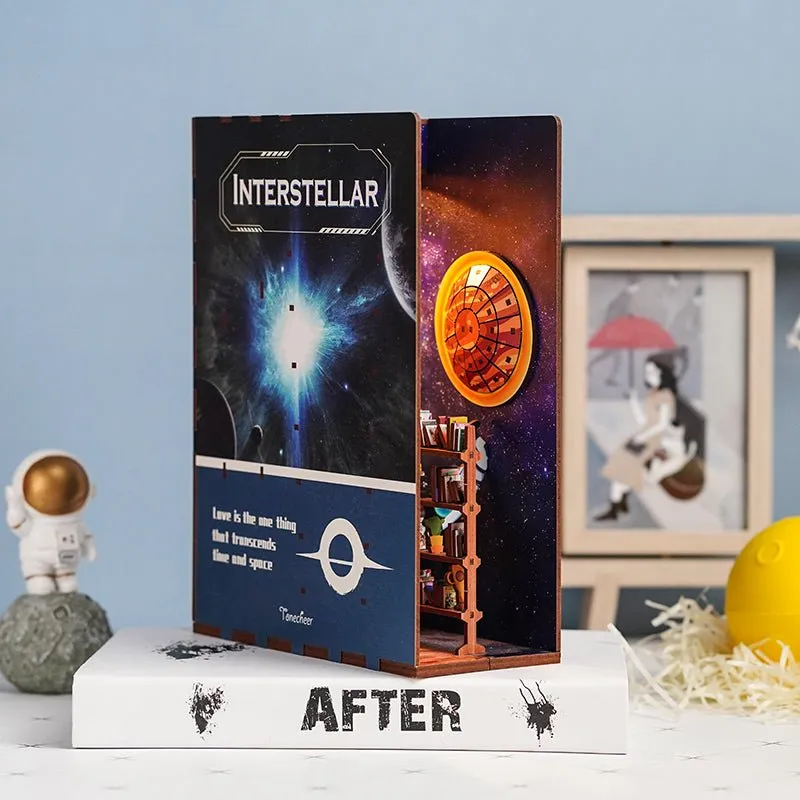 Figured'Art Book Nook Interstellair miniatuur diorama 24,5x18x8 cm led