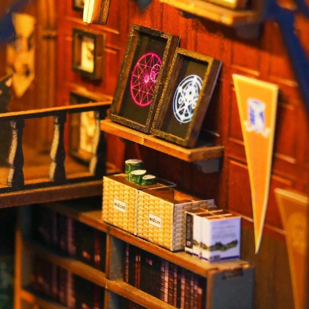 Figured'Art Mira's Magisch Huis book nook 18,3x11,6x22cm met led