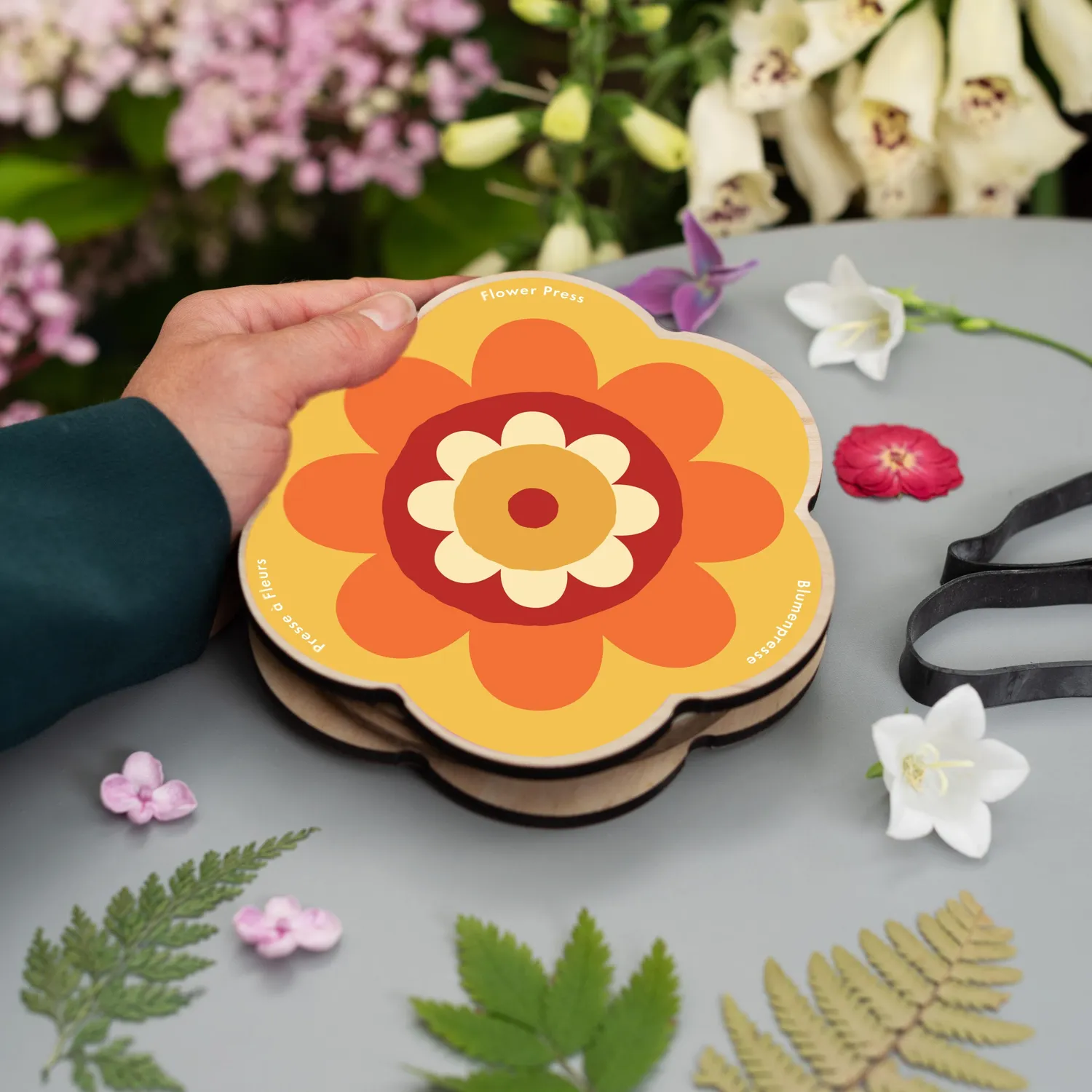Studio Wald bloemenpers rond geel oranje 15 cm