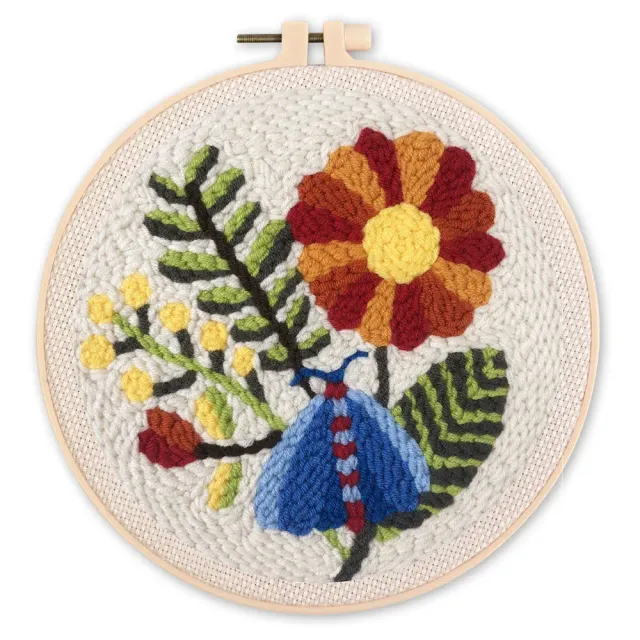 Figured'Art Blauwe mot en bloemen punch needle pakket 20cm