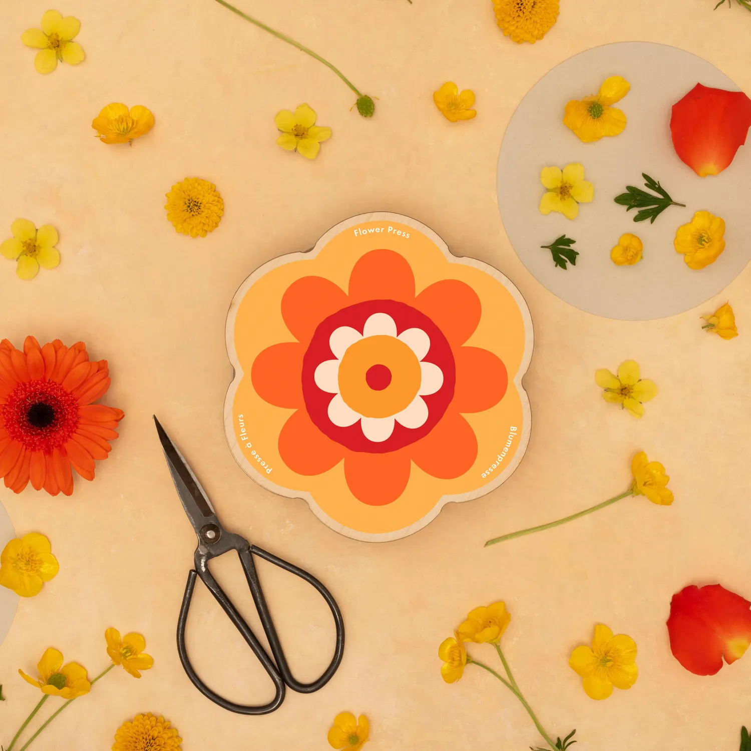 Studio Wald bloemenpers rond geel oranje 15 cm